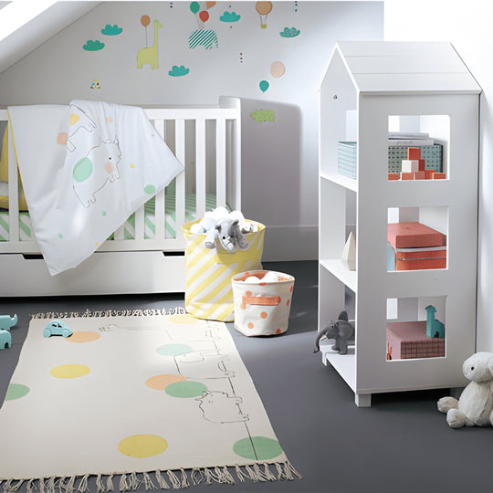 Houten boekenplank in de vorm van een huis voor kinderopslag