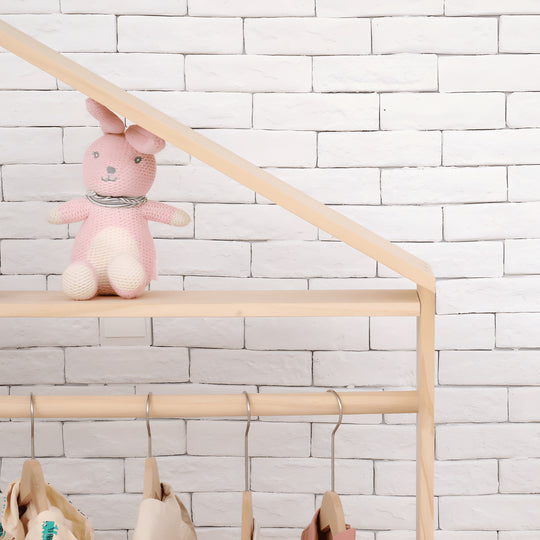 Stijlvolle kinderkledingrek in eikenhout