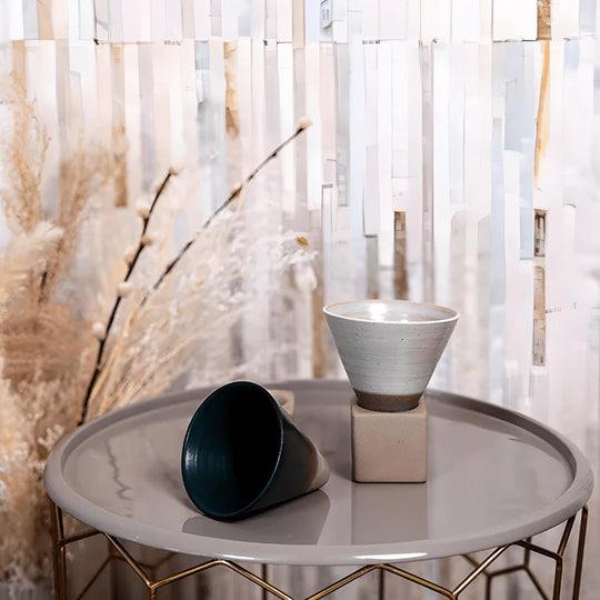 Prachtige Japanse retrobeker 200 ml met elegante voet