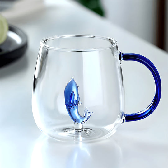 Transparent borosilicate glass mug with 3D dolphin inside and blue handle – 350ml.