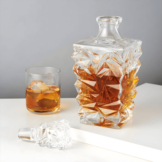 Elegant whiskey decanter with stopper – perfect for home bars