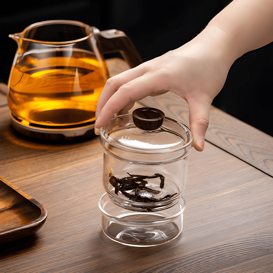 Premium magnetic glass teapot with wood-style handle, stainless steel filter, and clear borosilicate body – 600ml