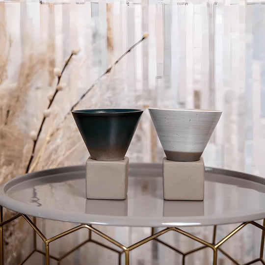 Prachtige Japanse retrobeker 200 ml met elegante voet