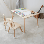 طاولة خشبية للأطفال مع صناديق تخزين شفافة