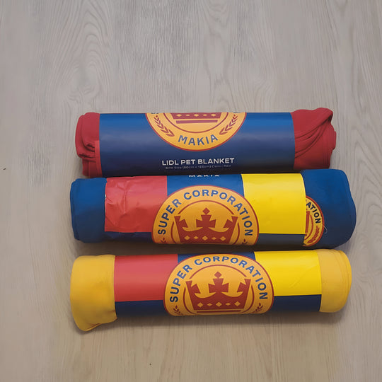 Soft fleece pet blanket in red, blue, and yellow – ideal for dogs, car protection, and cozy snuggles.