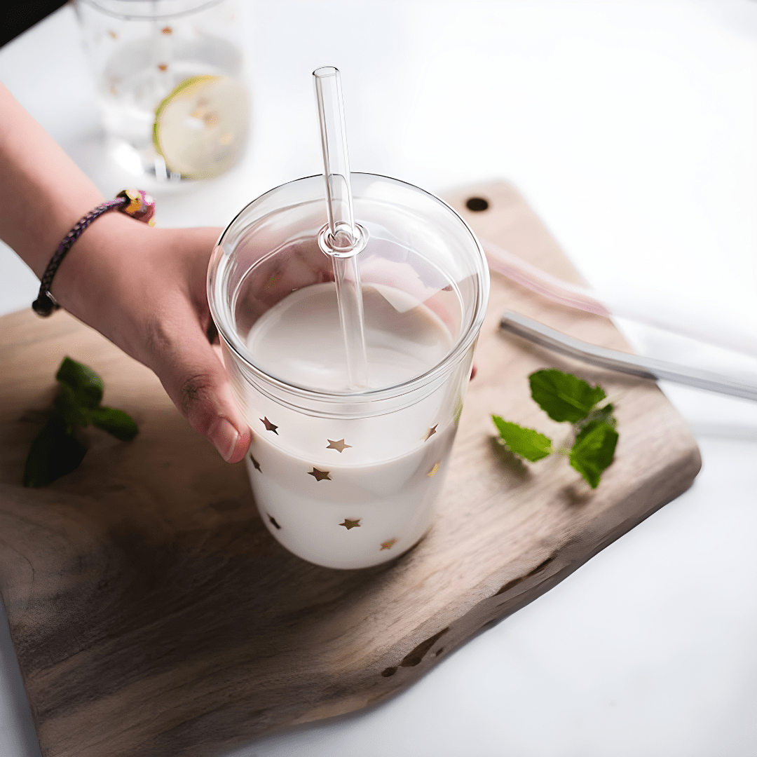 500ml borosilicate glass cups with lids and reusable straws, featuring trendy prints like bear, flamingo, and stars – perfect for iced coffee, juices, and smoothies in Beirut’s vibrant lifestyle.