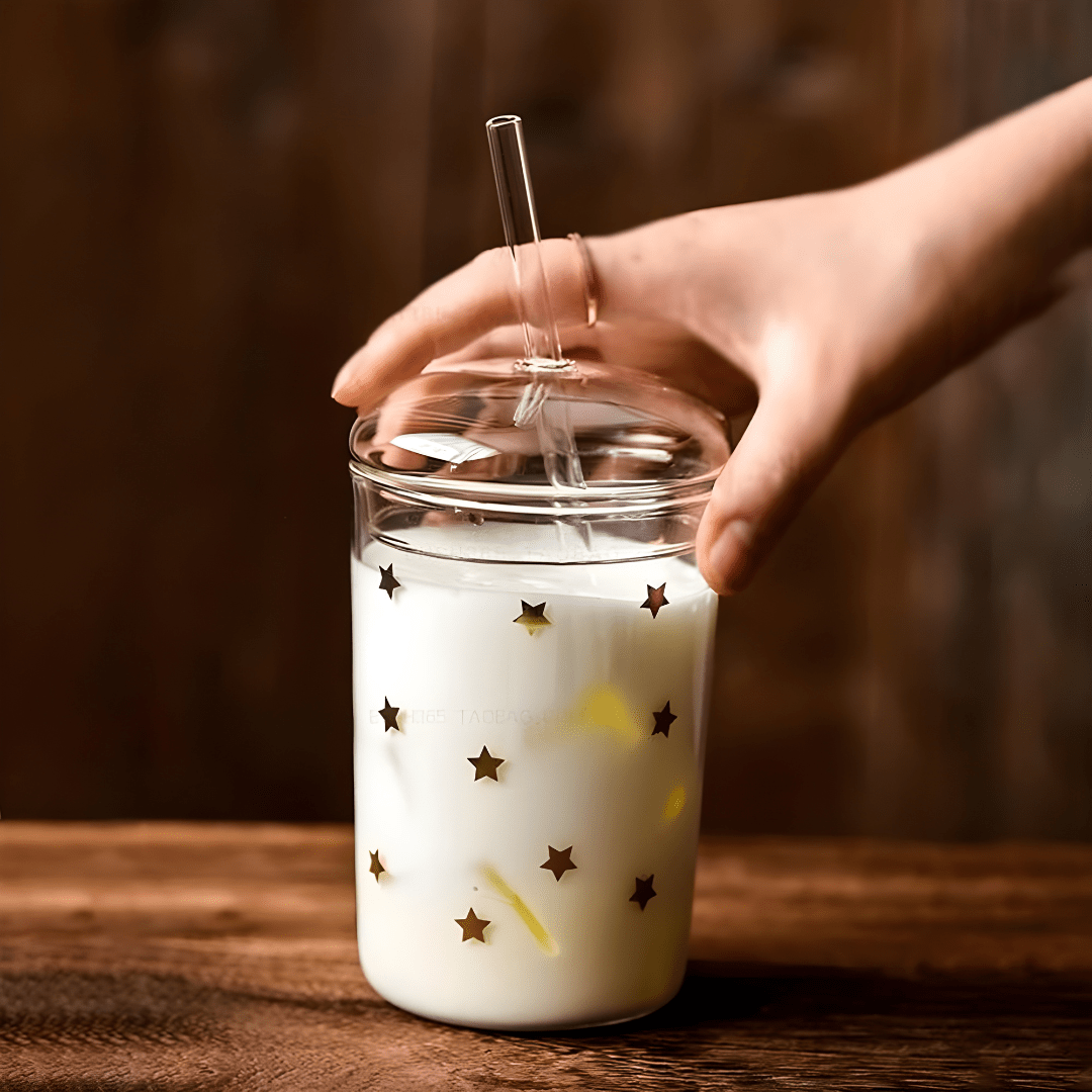 500ml borosilicate glass cups with lids and reusable straws, featuring trendy prints like bear, flamingo, and stars – perfect for iced coffee, juices, and smoothies in Beirut’s vibrant lifestyle.