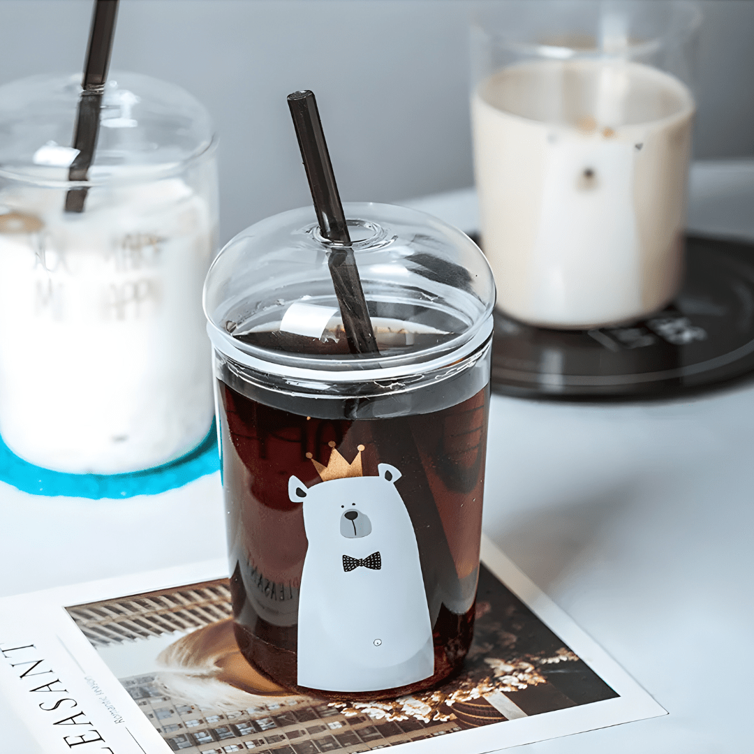 500ml borosilicate glass cups with lids and reusable straws, featuring trendy prints like bear, flamingo, and stars – perfect for iced coffee, juices, and smoothies in Beirut’s vibrant lifestyle.