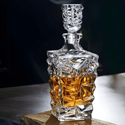 Elegant whiskey decanter with stopper – perfect for home bars